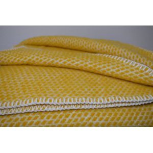 Wollen deken XXL - 150x200 cm - Plaid - Woondeken of éénpersoons deken - yellow