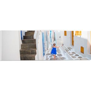 PVC Schuimplaat - Meisje in Blauwe Jurk door de Straten van Santorini, Griekenland - 60x20 cm Foto op PVC Schuimplaat (Met Ophangsysteem)