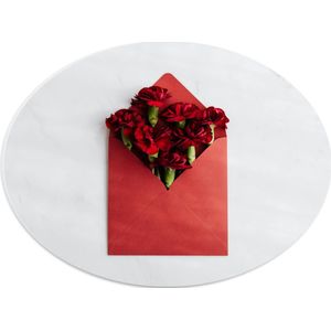 PVC Schuimplaat Ovaal - Rood Bosje Bloemen in Rode Envelop op Witte Achtergromd - 40x30 cm Foto op Ovaal (Met Ophangsysteem)