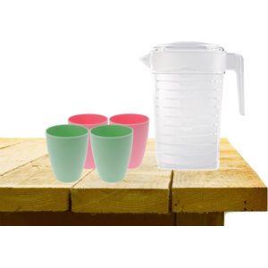Set van 1x waterkan met deksel 1L met drinkbekers 2x roze en 2x groen