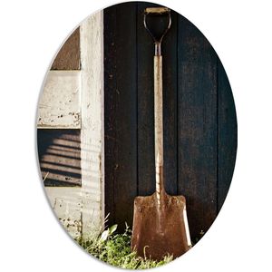 PVC Schuimplaat Ovaal - Tuinier Schep tegen Houten Boerderij - 51x68 cm Foto op Ovaal (Met Ophangsysteem)