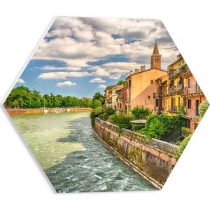 PVC Schuimplaat Hexagon - Klassiek Italiaanse Huisjes aan Adige Rivier, Italië - 40x34.8 cm Foto op Hexagon (Met Ophangsysteem)