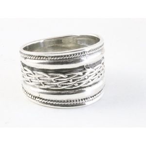 Brede zilveren ring met kabelpatronen - maat 16