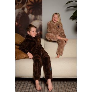 Kids Knuffle Fleece Onesie® | Warme onesie huispak jumpsuit voor jongens & meisjes | Superzacht & comfortabel | Premium kwaliteit | Duurzaam & CO₂-neutraal geproduceerd in Portugal | Bruin maat 134-140
