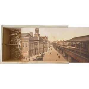 Wijnkist - Oud Stadsgezicht Rotterdam - Beurs en Stoom-Locomotief Trein - Oude Foto Print op Houten Kist - 19x36 cm
