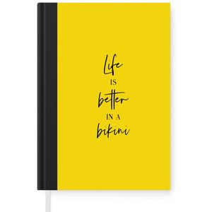Notitieboek - Schrijfboek - Life is better in a bikini - Geel - Quote - Notitieboekje klein - A5 formaat - Schrijfblok