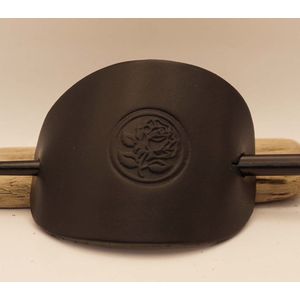 Lederen zwart haarspeld roos in rond + houten haarstok - bloemen haarspeld zwart - bloempjes haarspeld - zwarte leren haarspeld - zwarte vrouwelijke haarspeld - rozen haarspelden - prachtige dames haarspeld roos - stevige haarspeld - aparte haarspeld