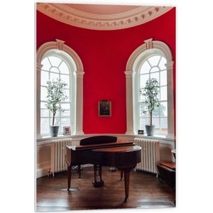 Forex - Bruine Piano bij Rode Muur - 60x90cm Foto op Forex