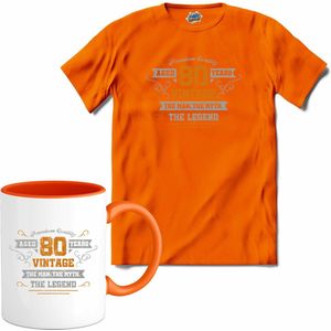 80 Jaar vintage legend - Verjaardag cadeau - Kado tip - T-Shirt met mok - Meisjes - Oranje - Maat 12 jaar