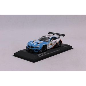 De 1:43 Diecast modelauto van de BMW Z4 GT3 Pixum Team Schubert #20 van de ADAC GT Masters 2013.De rijders waren Muller en Sandritter.This scalemodel is beperkt door 513 stuks. De fabrikant is Minichamps.