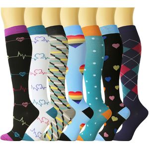 Verpakking met 6 uniseks compressiekousen, geschikt voor sport, hardlopen, trailrunning en andere activiteiten, en bieden ondersteuning.