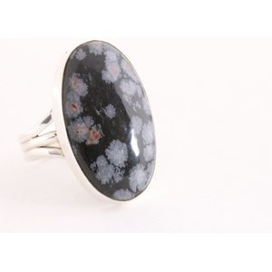 Grote ovale zilveren ring met sneeuwvlok obsidiaan - maat 18.5