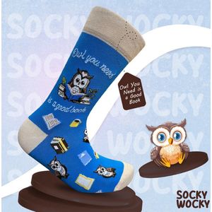 OWL YOU NEED IS A GOOD BOOK - 2 Pack - Grappige Sokken voor Mannen & Vrouwen - One Size (37-44) Socks - Humorvolle Huissokken - Geschenk voor Heren, Dames, Vader, Moeder, Vriendin, Zus, Oma - Cadeau SOCKY WOCKY