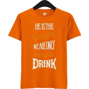 He Is The Groom | Vrijgezellenfeest Cadeau Man - Groom To Be Bachelor Party - Grappig Bruiloft En Bruidegom Bier Shirt - T-Shirt - Unisex - Oranje - Maat 3XL