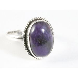 Bewerkte ovale zilveren ring met paarse charoiet - maat 18.5