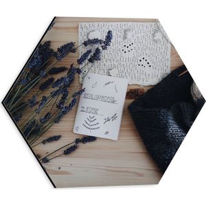 Dibond Hexagon - Bloemen - Lavendel - Tafel - Hout - Tekening - Papier - Tekst - Wol - Breien - 30x26.1 cm Foto op Hexagon (Met Ophangsysteem)