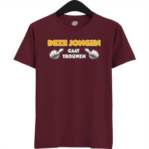 Deze Jongen Gaat Trouwen | Vrijgezellenfeest Cadeau Man - Groom To Be Bachelor Party - Grappig Bruiloft En Bruidegom Shirt - T-Shirt - Unisex - Burgundy - Maat S