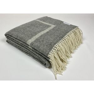 Shorea dubbel geweven kasjmier (cashmere) plaid (deken) in de kleurcombinatie grijs en licht grijs.