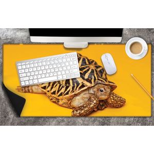 Bureau onderlegger - Kleine Schildpad op Gele Achtergrond - 80x40 cm - 2 mm Dik - Bureau mat Vinyl