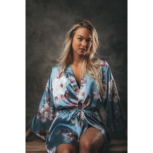 Kimono dames satijn - Plus maat - grijsblauw met roze bloemenprint - geschikt voor maten L, XL en XXL - nachtkleding, ochtendjas