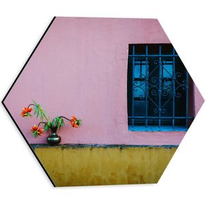 Dibond Hexagon - Vaasje met Bloemen op Muur van Roze Woning - 30x26.1 cm Foto op Hexagon (Met Ophangsysteem)