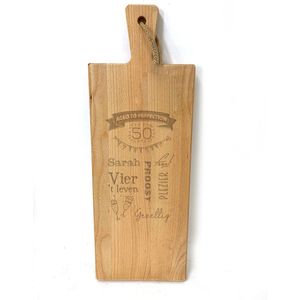 Grote borrelplank / snijplank met tekst gravure : SARAH. Cadeau-50 jaar-sarah. Het formaat is 20x56cm