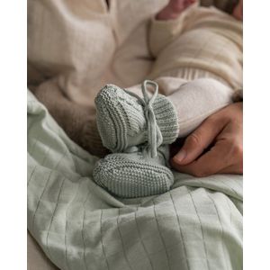 Lodger - Babyslofjes gebreid - groen - 0-6 maanden - kabel design - met strik