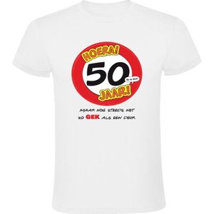 Hoera 50 jaar! Maar nog steeds zo gek als een deur Heren T-shirt - verjaardag - jarig - abraham - sarah - feest - vijftig - 50e verjaardag - grappig