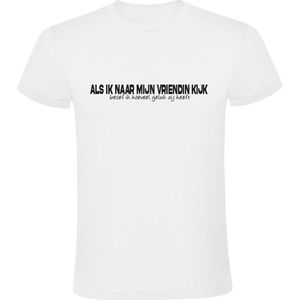 Als ik naar mijn vriendin kijk, besef ik hoeveel geluk zij heeft Heren T-shirt - vrouw - relatie - vrijgezellenfeest - bruilof - valentijnsdag - liefde - love - verliefd - partner - man - vriend - Shirt