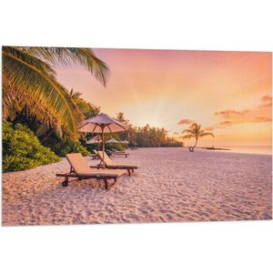 Vlag - Luxe Ligbedden op Wit Strand tijdens Feloranje Zonsondergang - 90x60 cm Foto op Polyester Vlag