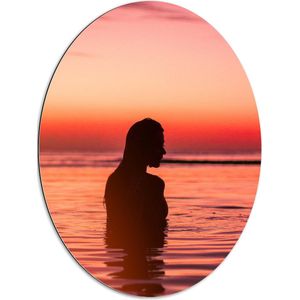 WallClassics - Dibond Ovaal - Silhouet van Mooie Vrouw in Zee - 60x80 cm Foto op Ovaal (Met Ophangsysteem)