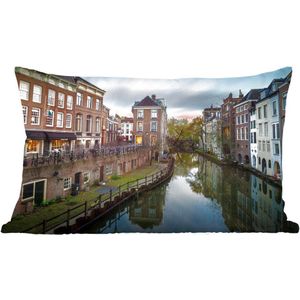 Sierkussen Utrecht voor binnen - Donkere wolken boven de grachten van Utrecht - 50x30 cm - rechthoekig binnenkussen van katoen