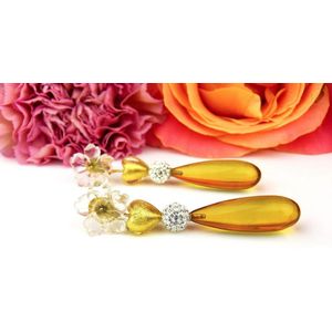 oorringen in geel goud gezet met bergkristal bloem, venetiaans glas en amber druppel