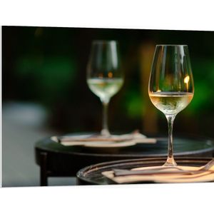 PVC Schuimplaat - Twee Glazen Wijn op Tafel van Terras - 100x75 cm Foto op PVC Schuimplaat (Met Ophangsysteem)