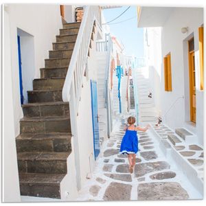 PVC Schuimplaat - Meisje in Blauwe Jurk door de Straten van Santorini, Griekenland - 50x50 cm Foto op PVC Schuimplaat (Met Ophangsysteem)
