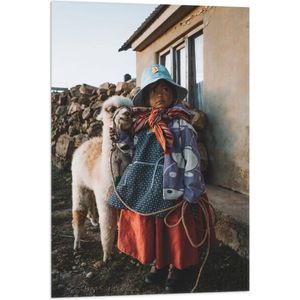Vlag - Meisje met Alpaca bij Houtstapel - 60x90 cm Foto op Polyester Vlag