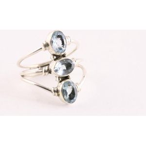Opengewerkte zilveren ring met 3 blauwe topaas stenen - maat 17