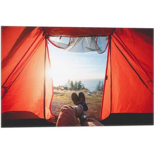 Vlag - Uitzicht op Oceaan vanuit Rode Tent op Berg - 60x40 cm Foto op Polyester Vlag