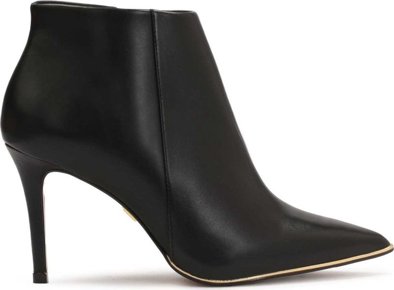 Klassieke zwarte stiletto laarsjes met een laag bovenwerk