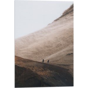 WallClassics - Vlag - Twee Personen in Bruin/Beige Bergen - 40x60 cm Foto op Polyester Vlag