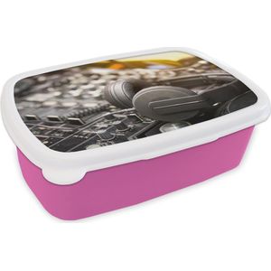 Broodtrommel Roze - Lunchbox - Brooddoos - Grijze koptelefoon op een mengpaneel - 18x12x6 cm - Kinderen - Meisje