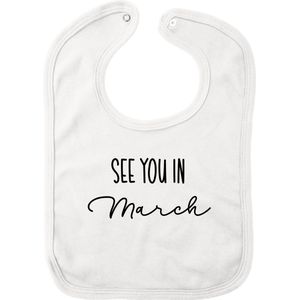 Slabbetje baby - See you in March - Wit - Zwangerschap aankondiging - Geboorte - Newborn - Familie uitbreiding - Pregnant - Pregnancy announcement - Baby aankondiging - Slab