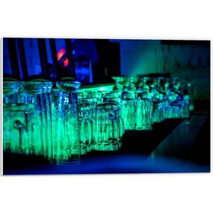 Forex - Bar met Groen Licht en Glazen - 60x40cm Foto op Forex