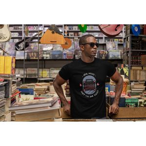 Shirt - Real music isn't on the radio - Wurban Wear | Grappig shirt | Muziek | Unisex tshirt | Oortjes | Box | Gitaar | Piano | Dans | Koptelefoon | Zwart