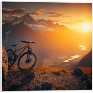 PVC Schuimplaat - Mountainbike Geparkeerd op Bergtop bij Zonsondergang - 50x50 cm Foto op PVC Schuimplaat (Met Ophangsysteem)