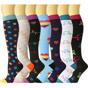 Verpakking met 6 uniseks compressiekousen, geschikt voor sport, hardlopen, trailrunning en andere activiteiten, en bieden ondersteuning.