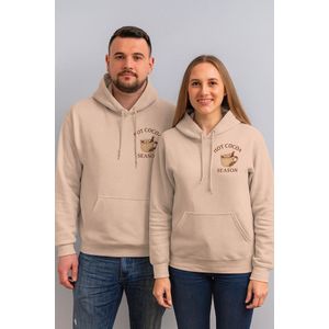 Hoodie “Hot Cocoa Season” – Zalmkleurige Unisex Trui met Opdruk – Warme & Trendy Winter Hoodie – Maat XL
