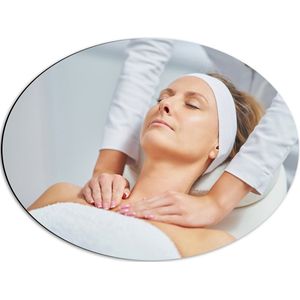Dibond Ovaal - Vrouw - Spa - Gezichtsbehandeling - Massage - 56x42 cm Foto op Ovaal (Met Ophangsysteem)