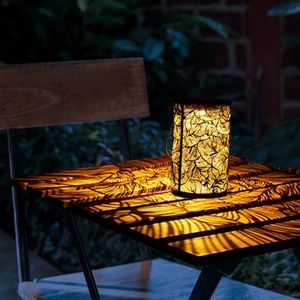 Solar tuinverlichting lantaarn Eron - Tafellamp en hanglamp - Warm wit licht - Bijzonder lichteffect - Buitenlamp op zonne-energie - Draagbaar - Waterdicht - Zwart - Metaal