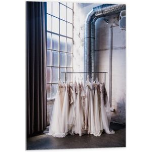 Forex - Trouwjurken in Oude Fabriek - 60x90cm Foto op Forex